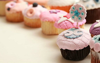 Cupcakes, frosting, food, sweets HD wallpaper