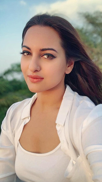 Sonakshi Sinha, Bollywood, Sonakshi Sinha Bollywood Heroine HD phone wallpaper
