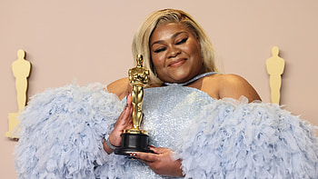 Oscars Triumph - Elegant Blue Gown with Trophy |, Academy Awards (Oscars) HD wallpaper