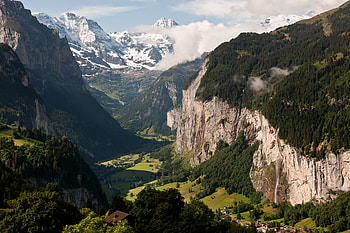Between Two mountains, trees, sky, mountains, land HD wallpaper
