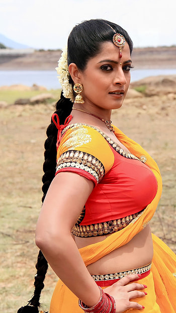 Varalakshmi Sarath kumar, varalakshmi, tamil actress, saree beauty HD phone wallpaper