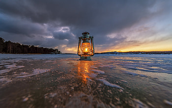 lamp on the lake, frozen lake, winter, light concepts, winter evening, snow HD wallpaper