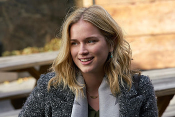 Elizabeth Lail feet, Christopher Johnson HD wallpaper
