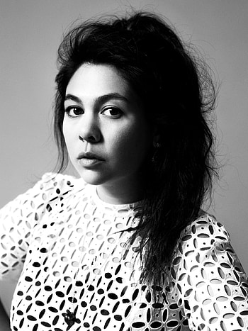 Simone Rocha, Fashion dynasty, John Rocha's daughter, Independent success HD phone wallpaper