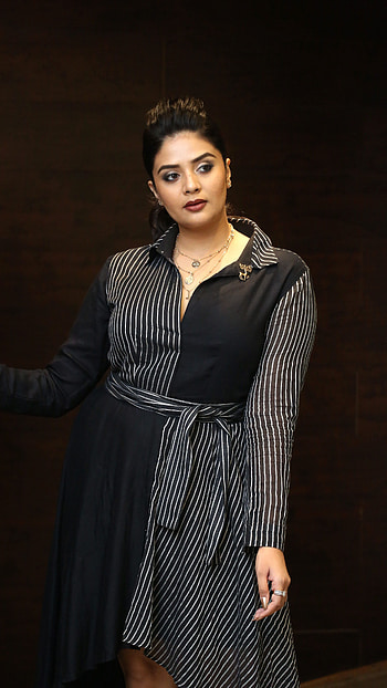 Sreemukhi, telugu actress, anchor, model, sexy gorgeous HD phone wallpaper