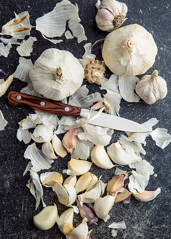 Viral garlic peeling method, Kitchen experiment, Peeling technique, Cooking tips HD phone wallpaper