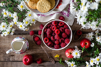 Appetizer Berry Apple, white, biscuit, berries, berry, food, daisy, flower, red, fruit, apple HD wallpaper