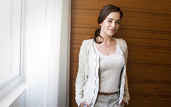 Emilia Clarke Smiling, emilia-clarke, celebrities, girls HD wallpaper