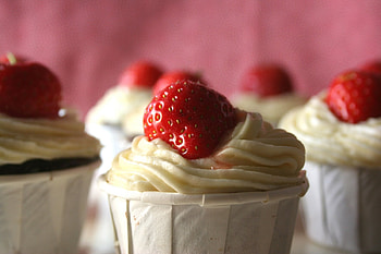 cupcake, sweet, strawberry, food HD wallpaper