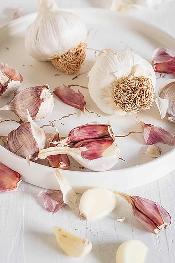 Garlic peeling methods, Kitchen hacks, Hassle- preparation, Culinary tips HD phone wallpaper