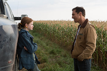 Interstellar Movie Scene with Matthew and Mackenzie, movie, Interstellar, Matthew McConaughey, Mackenzie Foy HD wallpaper