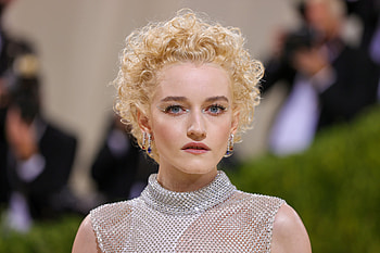 Julia Garner, Net worth, Inventing Anna and Ozark, Celebrity's wealth HD wallpaper