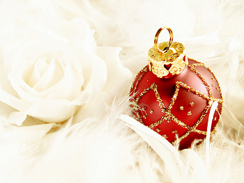 Christmas ball, holidays, graphy, cute, balls, garland, ball, christmas, red, decorations, lovely, new year HD wallpaper