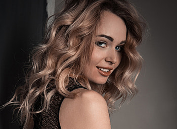 Smile, curly hair, girl model, brunette HD wallpaper