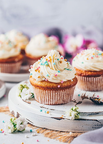 Vegan vanilla cupcakes, Sweet frosting, Delicious muffins, Irresistible recipe HD phone wallpaper