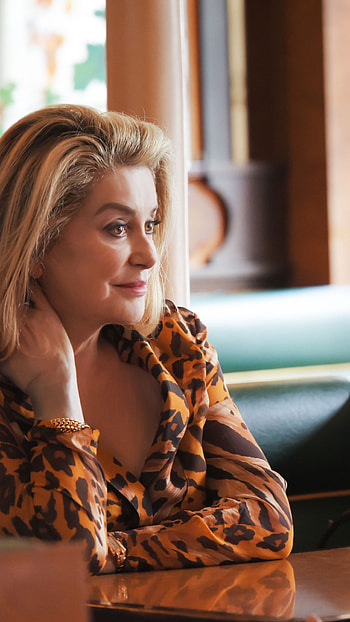 Catherine Deneuve, Sage femme HD phone wallpaper