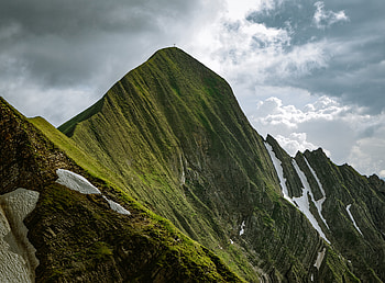 Green mountain, Balmi, Switzerland wallpaer HD wallpaper