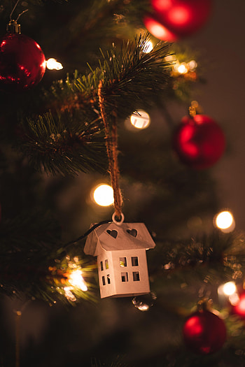 Holidays, New Year, Christmas, Small House, Lodge, Christmas Tree, Garland, Decoration, Garlands HD phone wallpaper