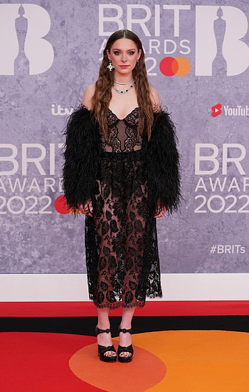 Brit Awards 2022, Celebrity fashion, Red carpet arrivals, High-profile guests HD phone wallpaper