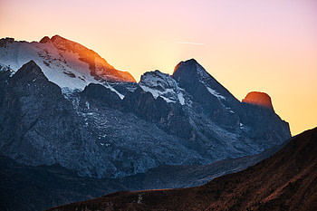 Snow On Big Rocks Mountains Sunbeams, rocks, mountains, sunbeam, nature, snow HD wallpaper