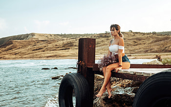 Girl Sitting On The Pier With Legs Hanging Wearing Shorts, girls, model HD wallpaper