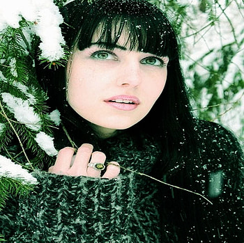 WINTER IN GREEN, snow, green, cold, eyes, sweater, woman, beauty, ze HD wallpaper