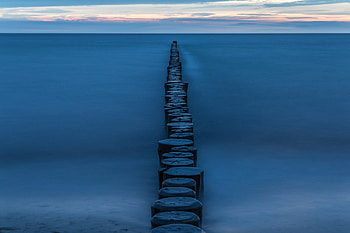 Beach, wooden poles, separator, Baltic sea HD wallpaper