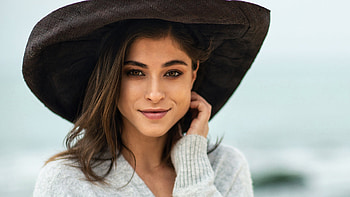 Smiling, Big, Black, Hat, Girl, Model, Light, Ash, Color, Dress, Blue, Sky, Background, Women Girls HD wallpaper