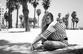 Shailene Woodley, Sitting actress, Black and white HD wallpaper