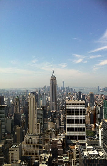 A breathtaking view of the New York City skyline showcasing the iconic Empire State Building. HD phone wallpaper