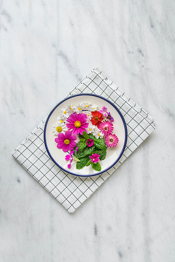 Flowers, Camomile, Cloth, Plate HD phone wallpaper