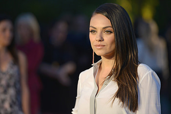 Ashton Kutcher, Mila Kunis couple, Ukrainian actress, Humanitarian aid HD wallpaper
