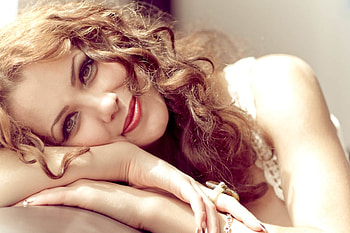 Sunny and lovely, sunshine, beautiful lady, ring, curly hair, cute, bracelet, sweet smile, wonderful, sunny day, beauty, face, stare, lips, green eyes, lovely HD wallpaper