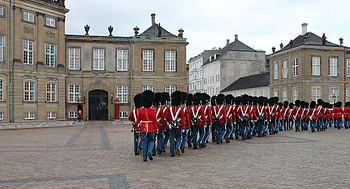 Amalienborg palace, Changing of the guard, Royal traditions, Danish heritage HD wallpaper