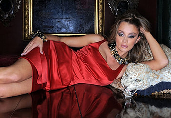 Veronique de Kock, chocker necklace, hot red dress, polihed black floor, matching bracelet, framed , laying on right side, brunette, leopard rug HD wallpaper