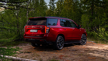 Chevrolet Tahoe RST 2022 2 Cars HD wallpaper