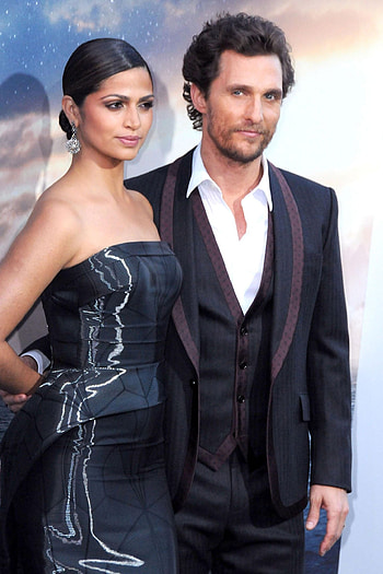 Matthew McConaughey, Camila Alves, Love at first sight, Romantic encounter HD phone wallpaper
