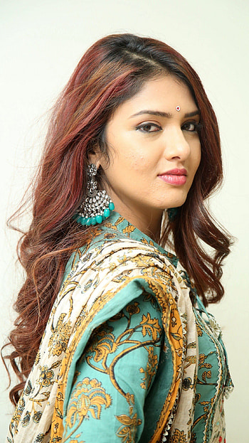 Gayatri Suresh, multilingual actress, nenuleni jeevitha HD phone wallpaper