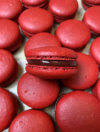 Crimson red velvet, Macarons HD phone wallpaper