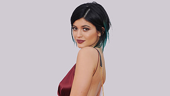 Kylie Jenner, Ultra , Stunning background, Celebrity beauty HD wallpaper