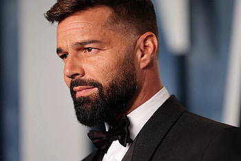— Latin Pop Icon in Tuxedo, Celebrity, Music, Ricky Martin HD wallpaper