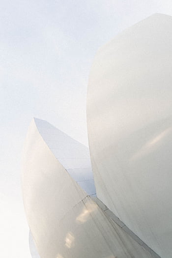 Minimalist architecture in Singapore with a futuristic design and white tones. HD phone wallpaper