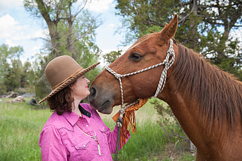 Tender Touch . ., style, cowgirl, fun, brunettes, horses, outdoors, ranch, girls, women, western, hats, female HD wallpaper
