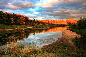 September shores, blue sky, river, reeds, sunlight, clouds, trees, autumn colors, reflections HD wallpaper