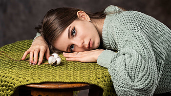 Beautiful Girl Model Is Leaning On Wood Table Wearing Light Ash Woolen Knitted Dress Girls HD wallpaper