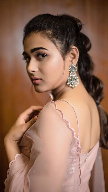 Shalini Pandey, telugu actress, model HD phone wallpaper