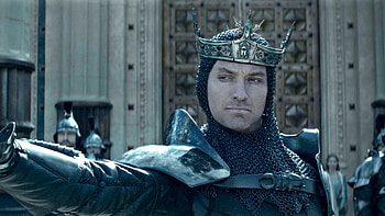 Jude Law's powerful portrayal, Best movie scenes, Riveting performances, Action-packed moments HD wallpaper