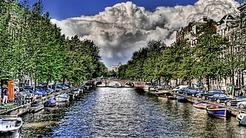 powerful of a river thru a city r, river, gdr, city, boats, clouds, trees, bridge HD wallpaper