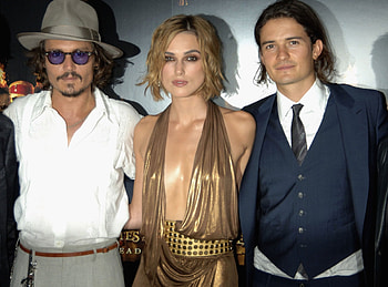 Keira Knightley, Pirates of the Caribbean, Screen kiss, Orlando Bloom HD wallpaper
