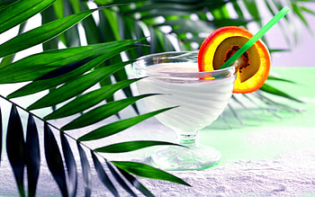 SUMMER JUICE, sand, cocktail tube, kiwi, glass, leaf, orange HD wallpaper